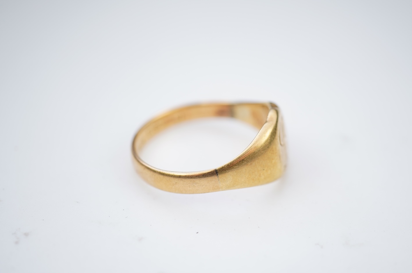 An 18ct gold signet ring